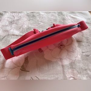 ✨Like New!✨ Crossbody Pouch | FitKicks